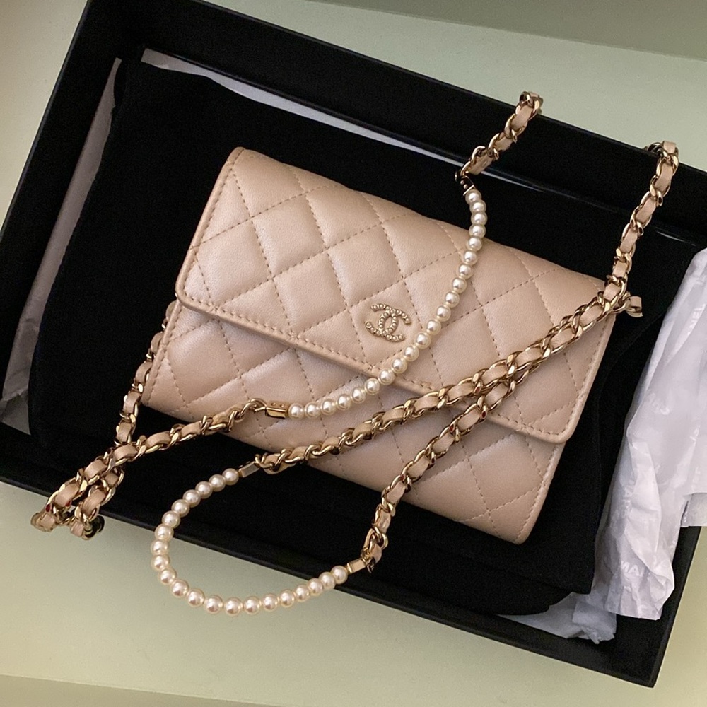 Rare Chanel pearl wallet on chain ✨